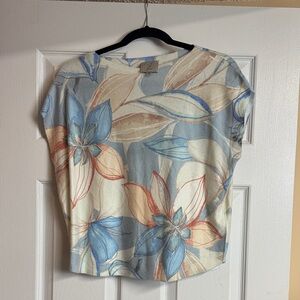 Sioni cap sleeve pale floral sweater. Small. P2P 20”